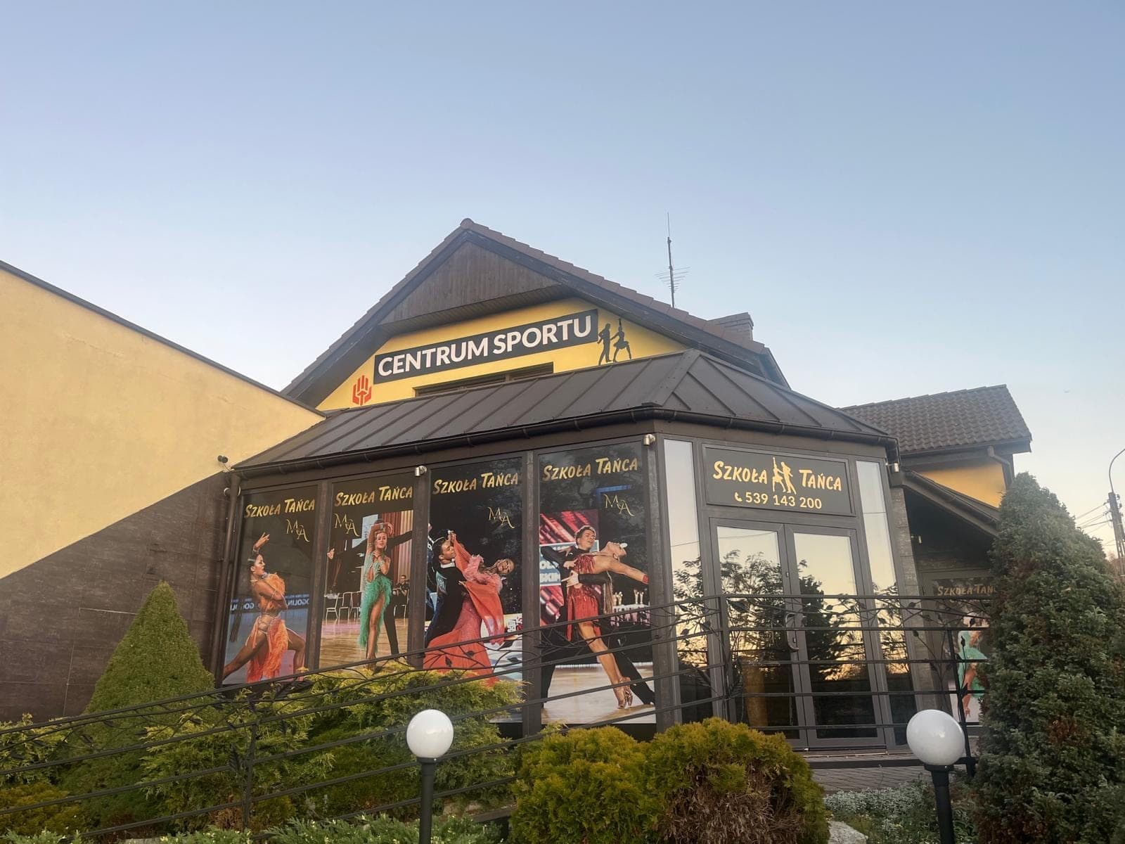 Wejście do szkoły tańca M&A Dancing Art w Mikołowie przy Centrum Sportu